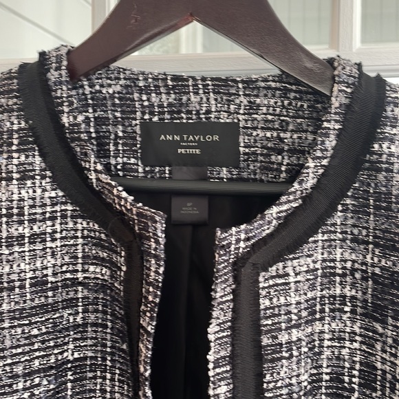 EUC Ann Taylor 8P blazer - Picture 2 of 3